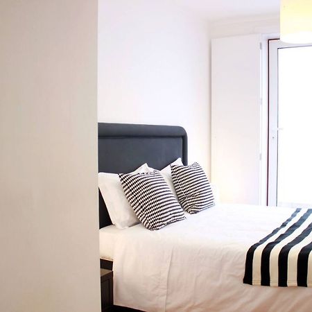 Joivy Modern 1-Bed Apt With Terrace, Moments From Sao Bento Palace Lisboa Екстериор снимка
